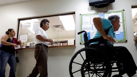 Pacientes esperan en línea en Nuestra Clínica Del Valle, en  San Juan, Texas.  Los inmigrantes no naturalizados difícilmente consiguen Medicare.