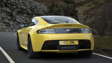 Aston Martin aligera su modelo en 25Kg. lo que le permite desarrollar más potencia.