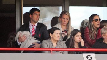 Luis Suárez y su familia en Anfield.