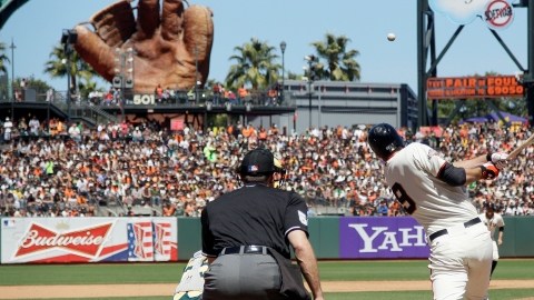 Brandon Belt (9) conecta para un producir dos carreras sobre el pitcher Hideki Okajima en la sexta entrada del juego de ayer.