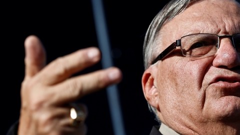 Un intento para destituir al sheriff del Condado de Maricopa, Joe Arpaio, fracasó ayer al no reunirse las firmas necesarias.