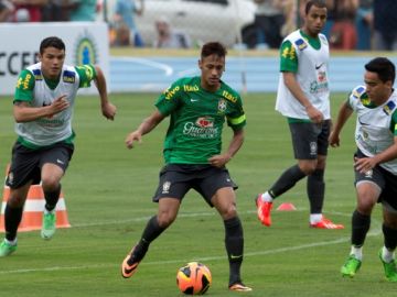 Neymar (centro), es el foco de la atención  en la concentración de Brasil con miras a   Copa Confederaciones.