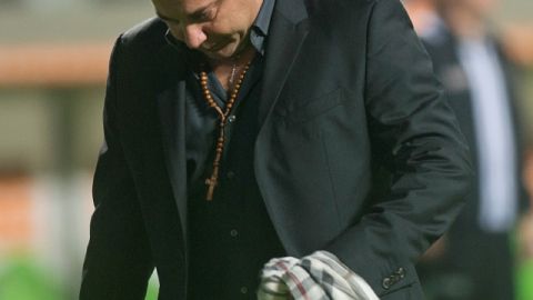 Antonio Mohamed abandona la cancha tras el partido.