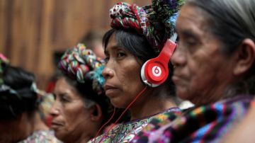 Habrá clases de lengua maya en San Francisco; en la imagen, mujeres mayas escuchan traducción del juicio al ex presidente de Guatemala Efraín Ríos Montt.