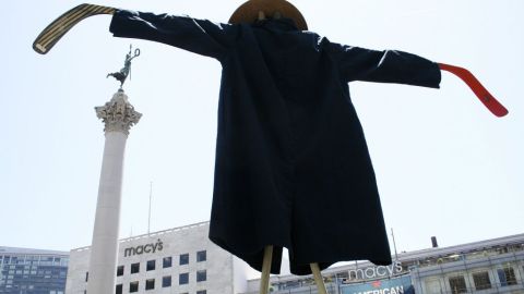Espantapájaros en Union Square de San Francisco, como para intimidar de las praderas planetarias a Monsanto.
