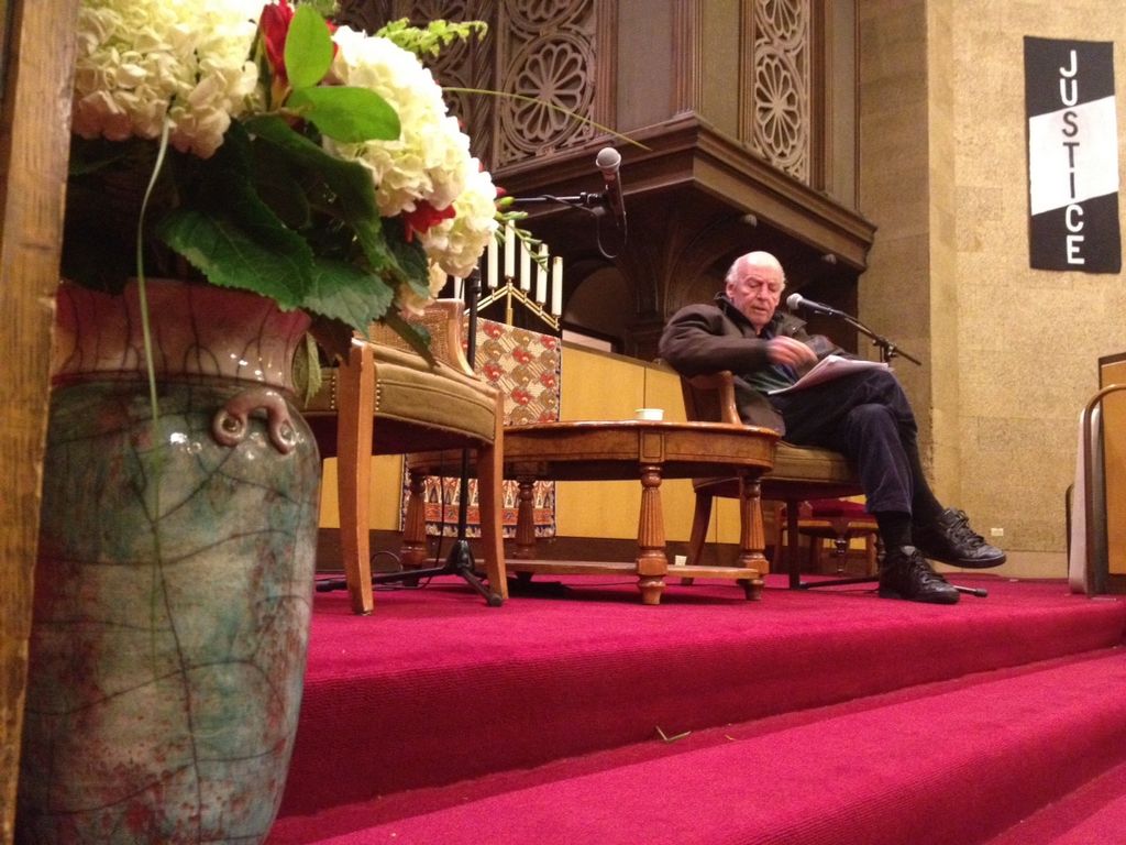 Recital de Eduardo Galeano, casi vuelto sacerdote de la historia, en una iglesia de Oakland.