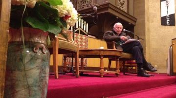 Recital de Eduardo Galeano, casi vuelto sacerdote de la historia, en una iglesia de Oakland.