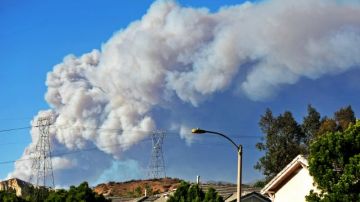 El humo del fuego Powerhouse es visible desde el vecindario de Saugus en Santa Clarita, California. El incendio en el Bosque Nacional de Los Ángeles subió a mil hectáreas en unas cuatro horas, dijo el Servicio Forestal.