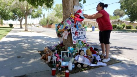 Vecinos colocan flores en el altar, en memoria del pequeño Gabriel cerca del apartamento donde vivía.