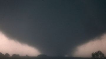 Vista del más reciente tornado que tocó tierra en Oklahoma City.