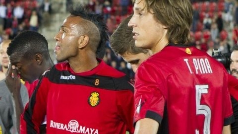 Los jugadores del RCD Mallorca al término del partido de la última jornada de Liga ante el Real Valladolid, disputado esta noche en el Iberostar Estadio de la capital balear.