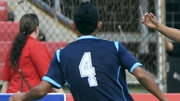 El jugador peruano Cristopher Hurtado (d) es marcado por el panameño Carlos Rodríguez (i)