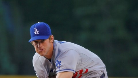 Clayton Kershaw lanza en el primer inning ante Rockies.