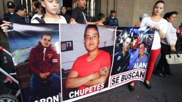 Familiares de los 11 jóvenes desaparecidos tras un supuesto operativo policial en la turística Zona Rosa en el DF cuando protestaban.