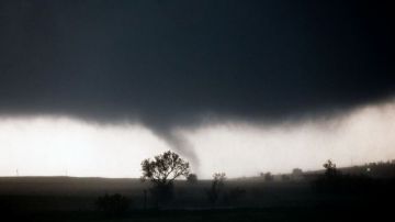 Un tornado cerca de El Reno, Oklahoma causó destrucción y el cierre de la carrertera I-40 el viernes, 31 de mayo del 2013.