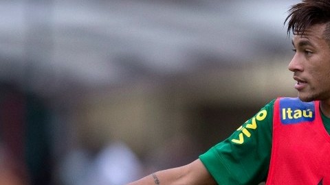 El jugador brasileño Neymar patea un balón durante un entrenamiento del equipo nacional este 31 de mayo, en el estadio de Flamengo, en Río de Janeiro (Brasil).