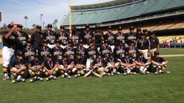 Jugadores y cuerpo técnico de la High School de San Fernando presumen su título en el Dodger Stadium.