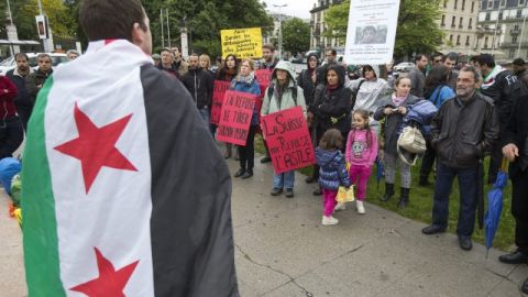 Varios manifestantes, ataviados con banderas sirias, cuando participaban en una manifestación contra Al Asad, en Ginebra, Suiza.