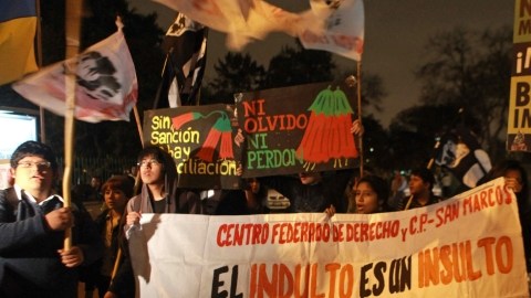 Decenas de personas participaban en una marcha contra un eventual indulto al expresidente peruano Alberto Fujimori, en Lima (Perú).