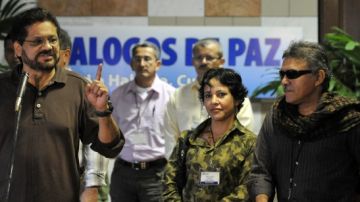 Iván Márquez (izq)  y otros guerrilleros ante nueva ronda de negociaciones con Gobierno de Colombia.