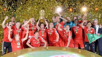Jugadores y cuerpo técnico del Bayern Munich levantaron  el trofeo de la Copa Alemana  en el  Estadio Olimpico de Berlín.