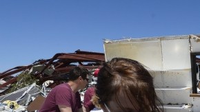 Las cuadrillas de emergencia siguen buscando a personas desaparecidas perdidas en áreas inundadas.