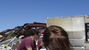 Las cuadrillas de emergencia siguen buscando a personas desaparecidas perdidas en áreas inundadas.