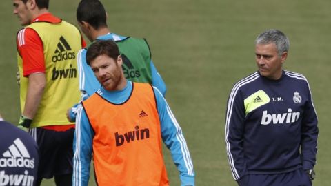 El capitán Iker Casillas (izq.)   hace parte de 'La  Roja', pero   Xabi Alonso   fue descartado por el técnico.