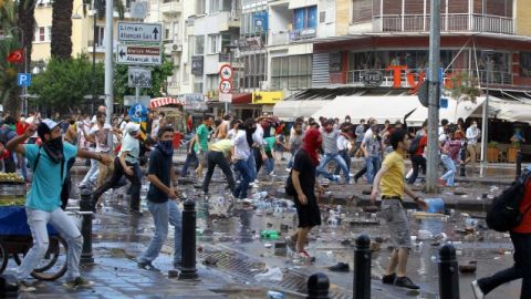 Manifestantes turcos protestan para dar su apoyo a las demostraciones contra el gobierno conservador del primer ministro Tayyip Erdogán, en Ankara, ayer.