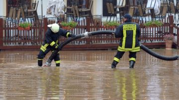 Bomberos trabajan en una calle inundada en Chemnitz, al este de Alemania, ayer. Pronóstico indica que continuará lloviendo.