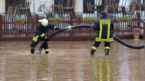 Bomberos trabajan en una calle inundada en Chemnitz, al este de Alemania, ayer. Pronóstico indica que continuará lloviendo.