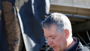 La gobernador de Oklahoma, Mary  Fallin (der), recorre zonas dañadas.