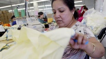 Una obrera de American Apparel revisa la ropa en la compañía.