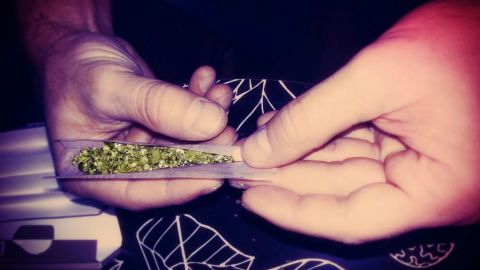 La ley les permitiría poseer legalmente no más de 2.5 onzas de marihuana durante 14 días.