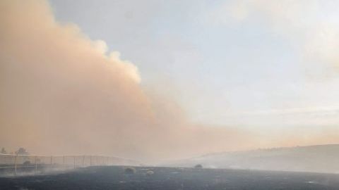 Un bombero trabaja en las labores de extinción de un incendio registrado a las afueras de Lancaster, California.