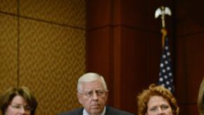 Durbin (extrema derecha) dijo que, para los indocumentados, la reforma será una oportunidad de "buscar trabajos acordes con sus capacidades".