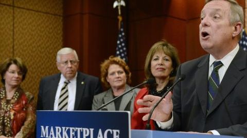 Durbin (extrema derecha) dijo que, para los indocumentados, la reforma será una oportunidad de "buscar trabajos acordes con sus capacidades".