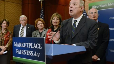 Durbin (extrema derecha) dijo que, para los indocumentados, la reforma será una oportunidad de "buscar trabajos acordes con sus capacidades".