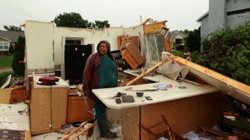 Wilburn Shaw mira lo que quedó de su casa tras el tornado que tocó tierra la noche del viernes en Oklahoma City.