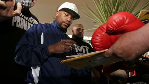 Mayweather arriesgo a la 'chica' y ganó.