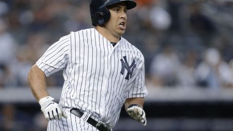 Teixeira recorre las bases tras conectar un Grand Slam en el tercer episodio.
