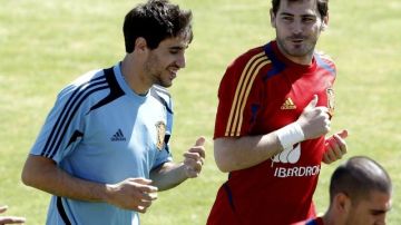 El defensa central Javi Martínez (i) y el portero Iker Casillas, durante el entrenamiento de la selección española, que ha tenido lugar esta mañana en la capital, antes de que el equipo viaje a Miami para iniciar su preparación de cada a la Copa Confederaciones