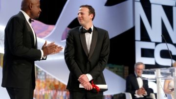 El actor Forest Whitaker le entregó al director mexicano Amat Escalante el premio en Cannes.