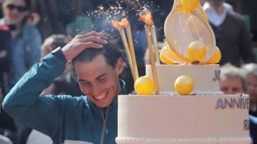 Rafael Nadal muestra un poco de pena al recibir un pastel de cumpleaños tras vencer a Kei Nishikori.