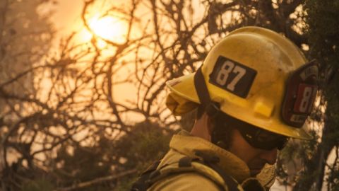 Un bombero trabaja en las labores de extinción del incendio a las afueras de Lancaster. En ellas se ha empleado cerca de un millar de ellos, además de escavadoras, helicópteros e hidroaviones.