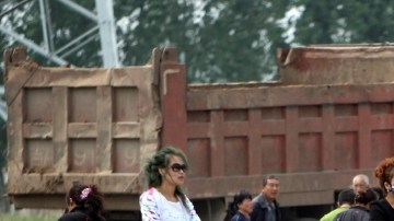 Residentes observan los esfuerzos de rescate en la granja avícola que se quemó y en la cual hay posiblemente más de 120 personas fallecidas, en Jilin, al noreste de China.