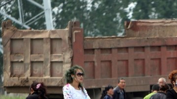 Residentes observan los esfuerzos de rescate en la granja avícola que se quemó y en la cual hay posiblemente más de 120 personas fallecidas, en Jilin, al noreste de China.