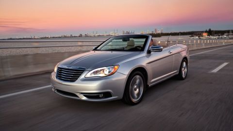 Los autos convertibles son casi tan seguros como los autos con techo rígido.