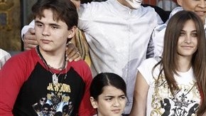 Paris Jackson (centro) escribió en twitter varios mensajes que dejan en claro sus problemas