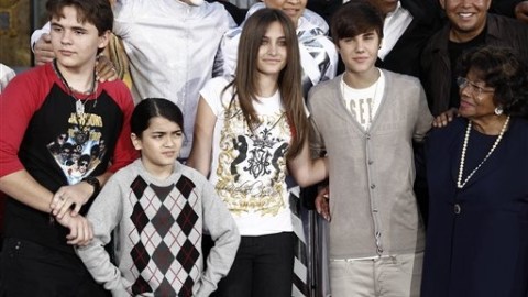 Paris Jackson (centro) escribió en twitter varios mensajes que dejan en claro sus problemas